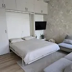 アパート Adele Place *
